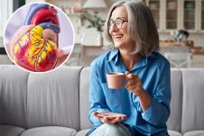 žena u plavoj košulji sa jutarnjom šoljicom kafe u ruci/model srca