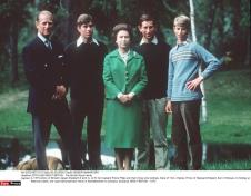 Kraljica Elizabeta sa suprugom princom Filipom i sinovima