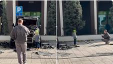 Otac slika dete pored spaljenog automobila Bake Praseta