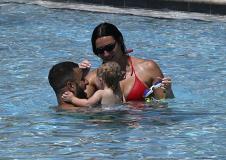 Eni Kilner, Kajl Voker se igraju sa decom u bazenu