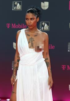 Tokiša na crvenom tepihu dodele nagrada Premio Lo Nuestro 2026 u beloj vintage haljini Vivijen Vestvud