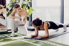 trener objašnjava vežbu