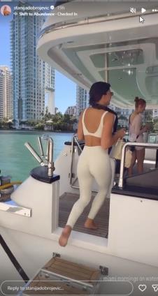 Stanija pokazala ko joj pravi društvo na jahti