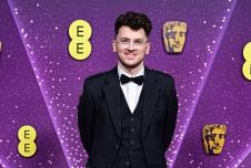 Luk Angus na crvenom tepihu BAFTA nagrada u škotskom kiltu i smoking-sakou