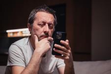 muškarac gleda u telefon