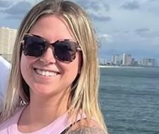 Ališa Hjuz sa porodicom (1).png