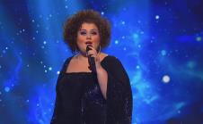 Bojana Stamenov na sceni RTS tokom prvog polufinala PZE 2026 u šljokičastoj haljini (1).jpg