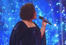 Bojana Stamenov na sceni RTS tokom prvog polufinala PZE 2026 u šljokičastoj haljini (2).png