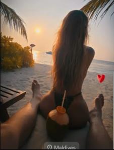 Sloba i Jeja uživaju na Maldivima ona u toplesu