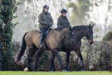 Princ Endru jaše na svom kraljevskom imanju