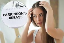 devojka pred ogledalom posmatra svoju kosu/natpis Parkinsonova bolest