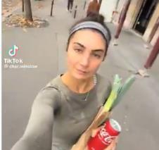 Žena snimila kako ulazi u svoj stan u Parizu