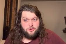 Jutjuber snima kratki video u kućnom studiju (1).PNG