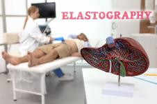 Doktorka pregleda stanje jetre kod pacijenta