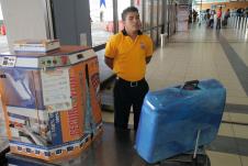 oblepljeni kofer na aerodromu