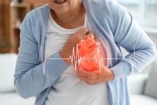 žena sa bolnom grimasom se drži za grudi u predelu srca, crtež srca koje kuca