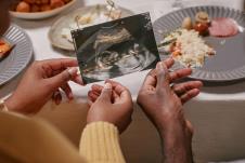 Par na proslavi pokazuje ultrazvuk trudnice