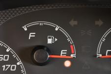 strelica pored znaka pumpe na instrument tabli pokazuje na kojoj strani se nalazi rezervoar za gorivo