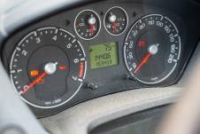 strelica pored znaka pumpe na instrument tabli pokazuje na kojoj strani se nalazi rezervoar za gorivo