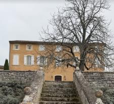 Elena Karaman Karić, vila u Francuskoj