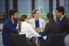 Poslovni ljudi imaju sastanak