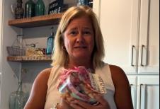 Otvorila poklon od kume nakon 25 godina