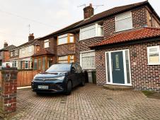 Plavi auto parkiran u dvorištu ispred kuće