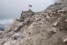 Planinski bivak na Zapadnoj triglavskoj visoravni u Sloveniji na 2.530 metara nadmorske visine (2).PNG