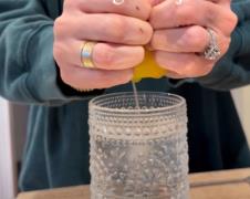 Žena pokazala tehniku ceđenja limuna bez sečenja