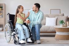 Otac sa ćerkom koja je u kolicima