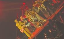 Devojka upala u rupu na koncertu Mašina Gana Kelija