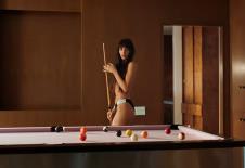 Dakota Džonson pozira u farmerkama i donjem vešu u prolećnoj kampanji Kalvina Klajna za 2026. godinu (3).PNG