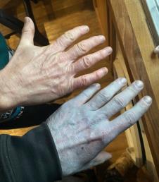 Muškarac sa plavom bojom kože nakon spavanja u novoj posteljini (1).PNG