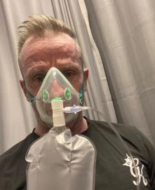 Muškarac sa plavom bojom kože nakon spavanja u novoj posteljini (2).PNG