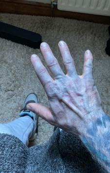 Muškarac sa plavom bojom kože nakon spavanja u novoj posteljini (3).PNG