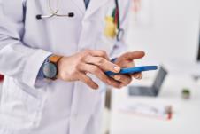 doktor drži mobilni telefon