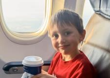 Petogodišnji dečak u simulatoru letenja tokom posete sedištu aviokompanije (3).PNG