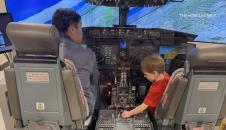 Petogodišnji dečak u simulatoru letenja tokom posete sedištu aviokompanije (6).PNG