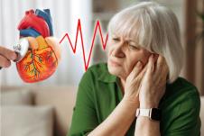 starija žena koja se drži za uvo/model srca sa otkucajima