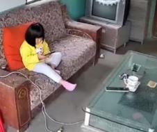 Devojčici eksplodirao mobilni u rukama