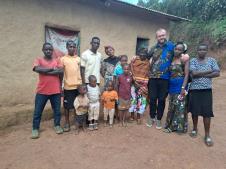 Srđan i Dafina - Srđan sa njenom familijom u Ugandi 1.jpg