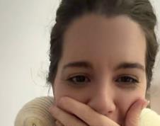 Majka uhvatila ćerku da krije slatkiše u sobi