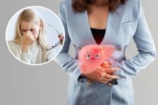 žena se drži za stomak u predelu jetre koja mesna/žena se drži za umorne oči, koncept oštećenje vida