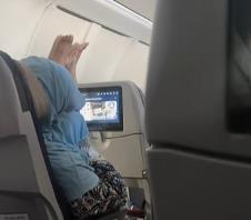 Putnik u avionu podigao bose noge