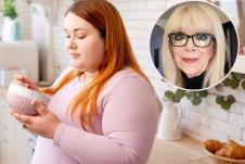 Branka Mirković/gojazna mlada žena u kuhinji jede