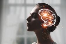 devojka sa grafičkim prikazom mozga u glavi koji svetli