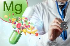 doktor sa stetoskopom/suplement magnezijuma iz koga izlazi voće i povrće
