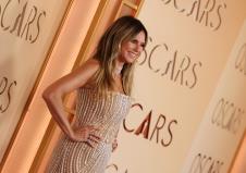 Hajdi Klum na crvenom tepihu Oskara 2026 u glamuroznoj haljini ukrašenoj biserima i šljokicama