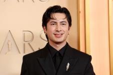 Hadson Vilijams na crvenom tepihu Oskara 2026 u elegantnom crnom odelu sa upečatljivim nakitom