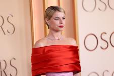 Džesi Bakli na crvenom tepihu Oskara 2026 u elegantnom i glamuroznom izdanju